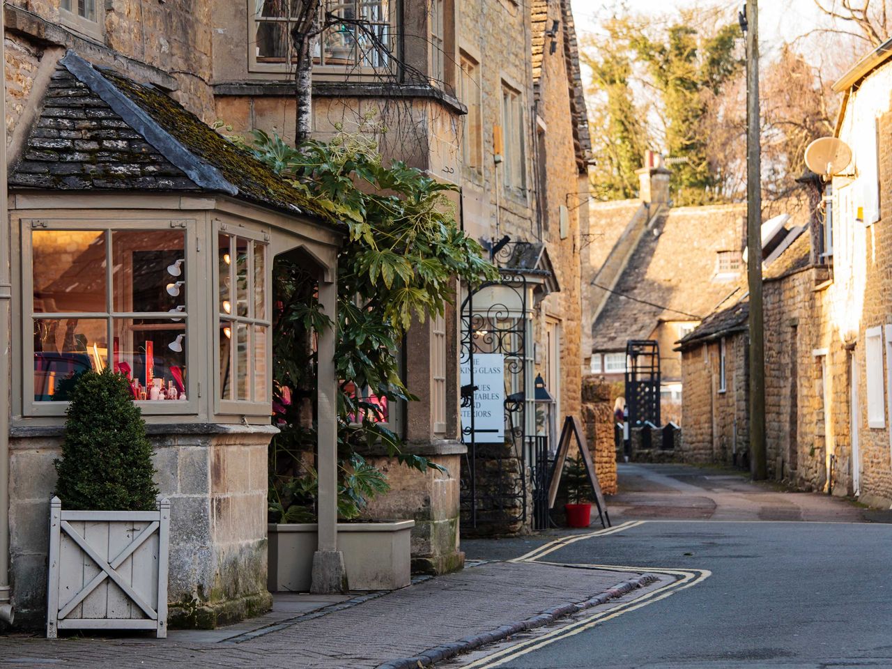 Einkaufsstraße in Bourton-on-the-Water, Cotswolds-Dorf