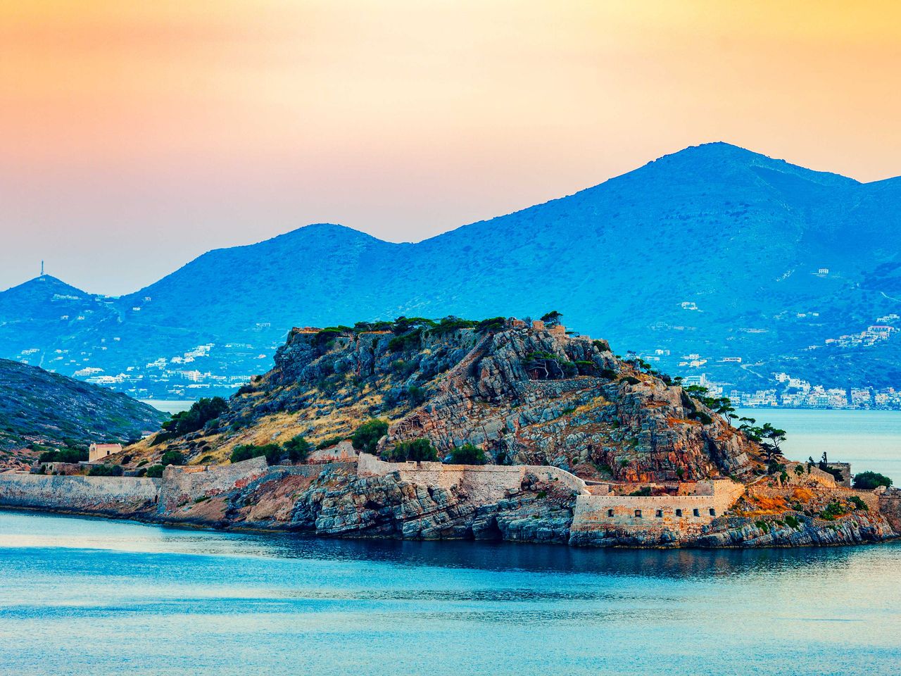 Am Horizont der Mirabello Bucht ist die Insel Spinalonga zu sehen.