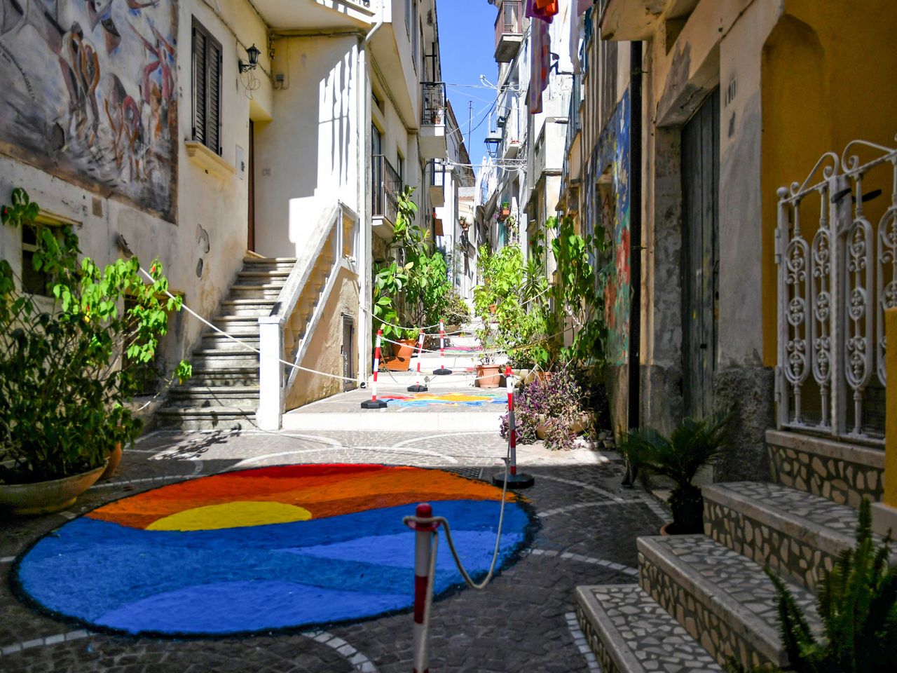 Diamante mit Kunstwerk auf dem Boden, Kalabrien