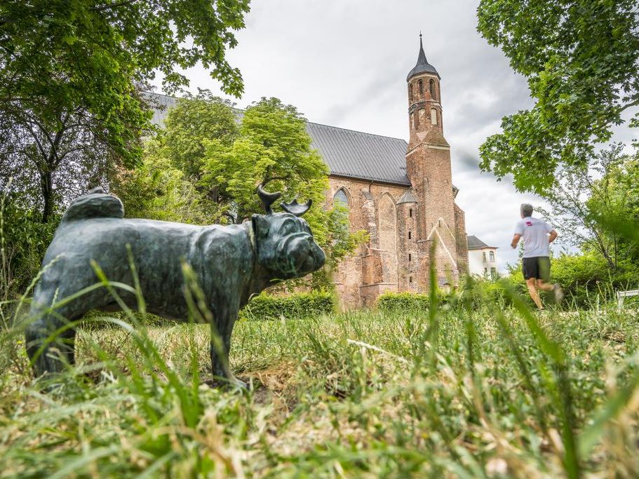 Mops-Figur vor der St. Johanniskirche Brandenburg zu Ehren von Loriot