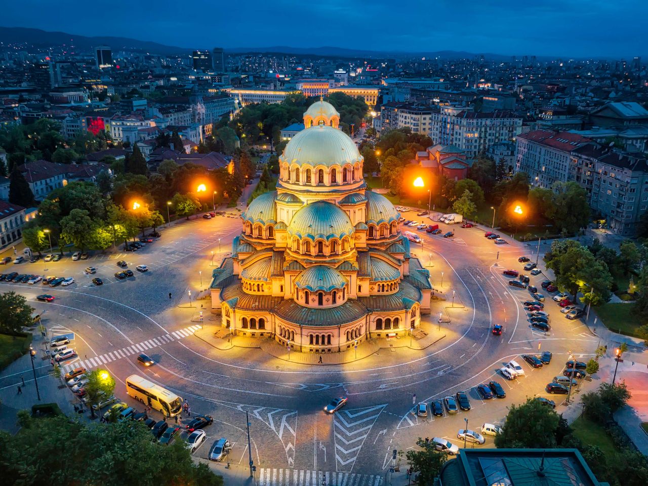 Luftaufnahme der Alexander-Newski-Kathedrale in Sofia am Abend