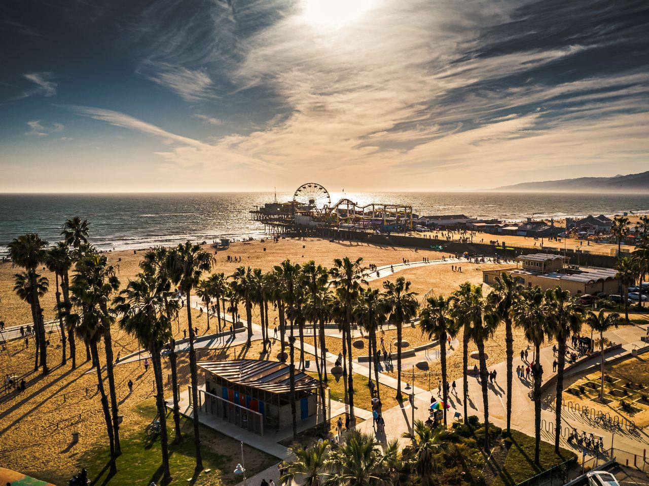 Blick von oben auf den Santa Monica Pier und Strand, Los Angeles