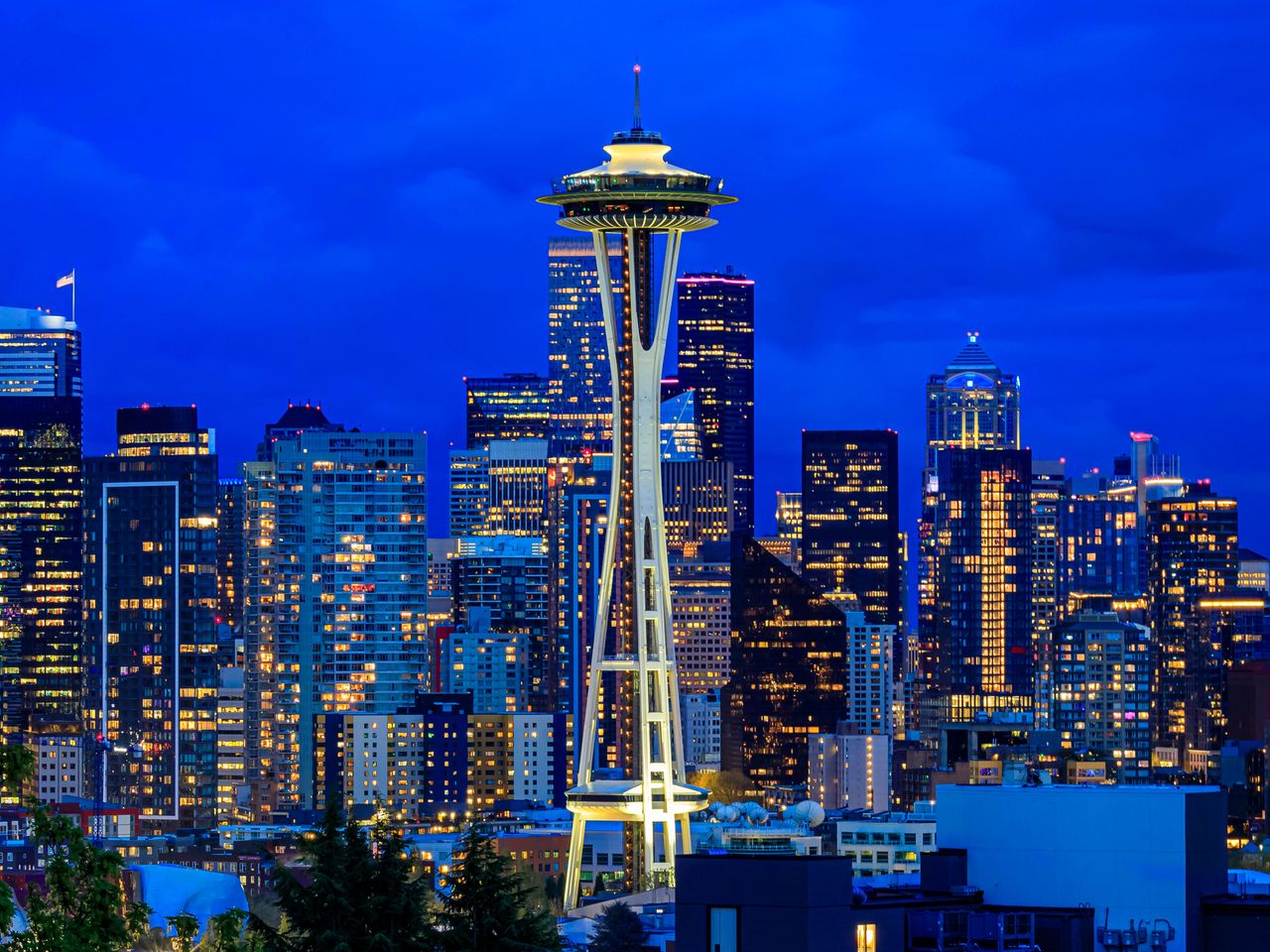 Space Needle und Skyline von Seattle am Abend (Blick vom Kerry Park)