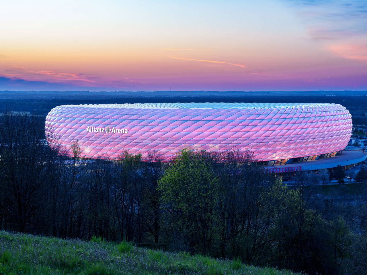 Allianz Arena am Abend, beleuchtet