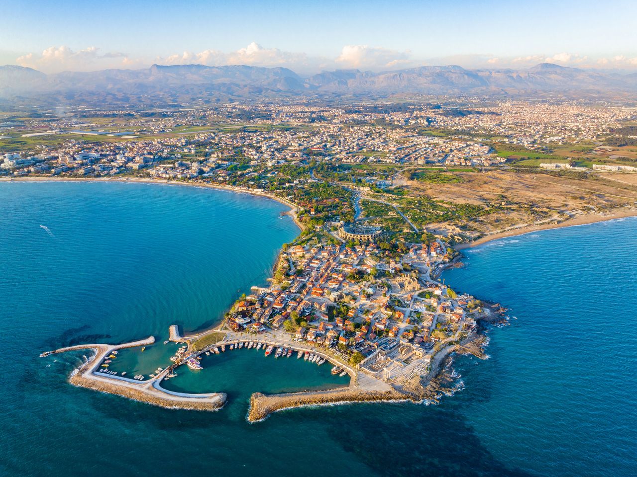Blick auf die historische Altstadt von Side an der t&uuml;rkischen Riviera