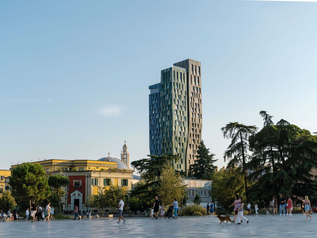 der Skanderbeg-Platz in der Hauptstadt Tirana mit dem Alban Tower