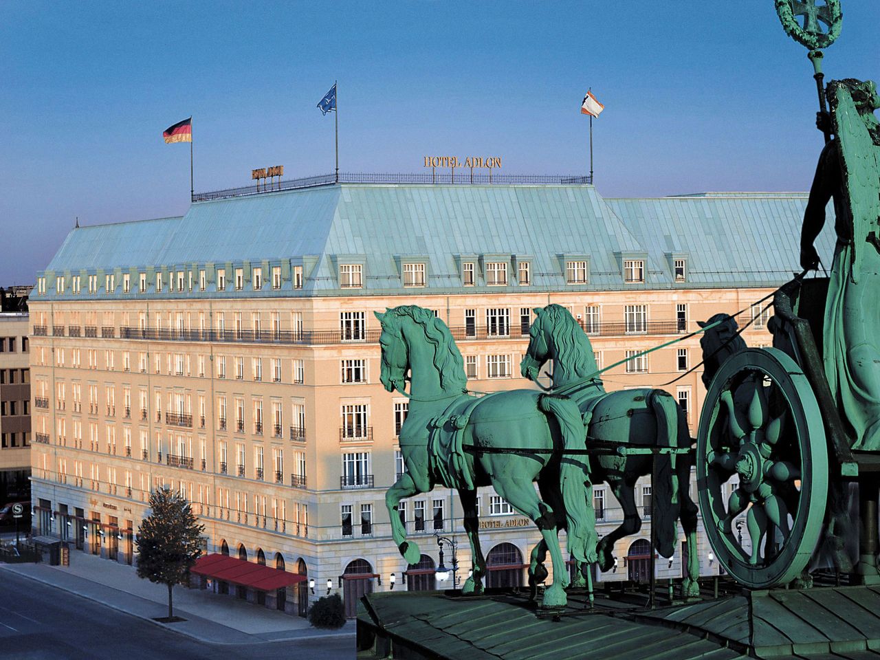 Blick vom Brandenburger Tor zum Hotel Adlon, Berlin