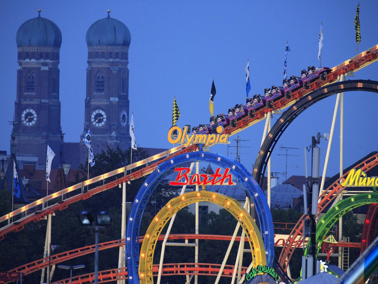 Achterbahn vor der Frauenkirche, Oktoberfest München