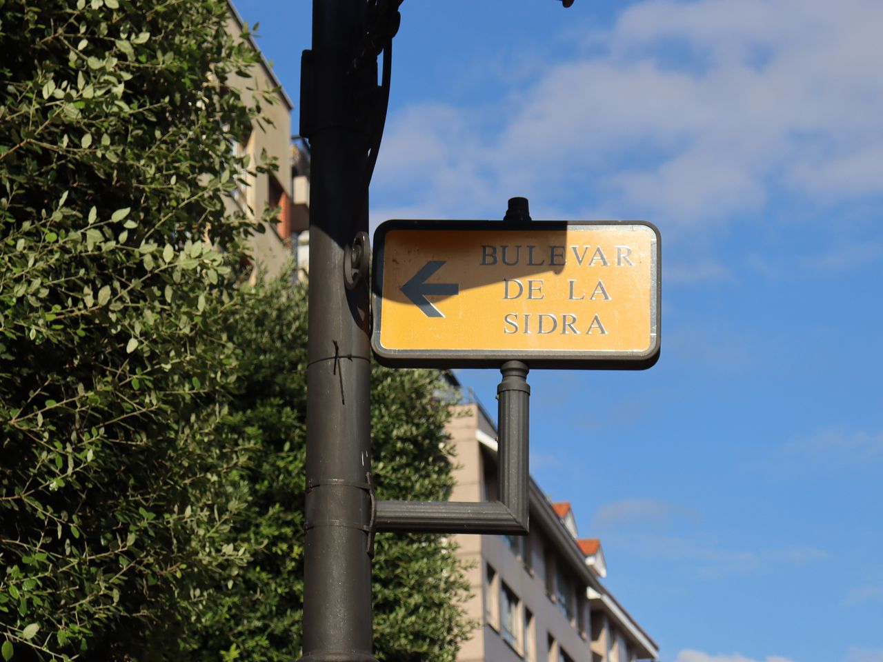 Schild in Oviedo, Boulevard de la Sidra