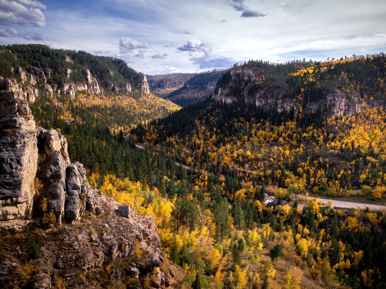 Buntes Herbstlaub im Spearfish Canyon