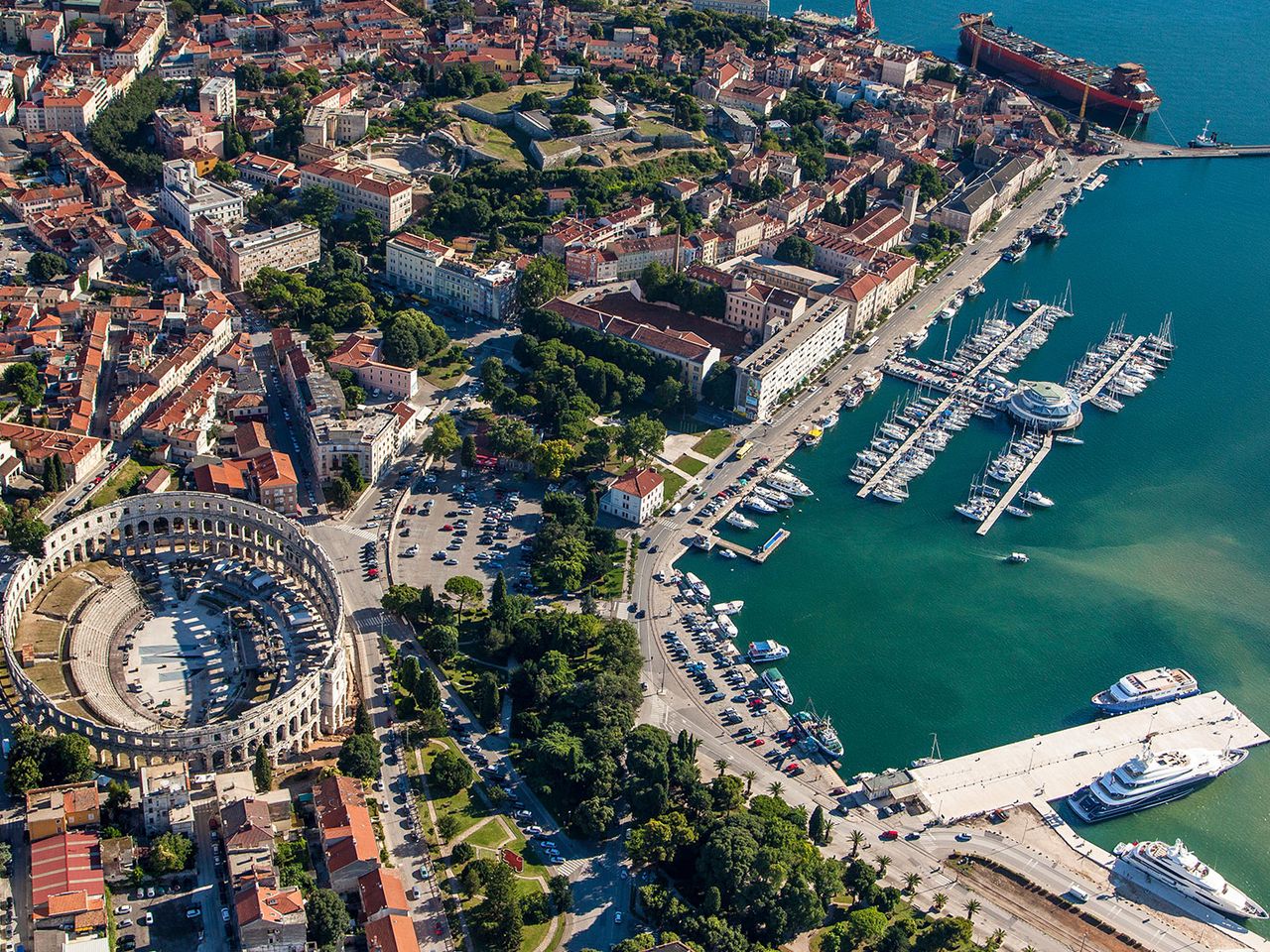 Blick auf die Stadt Pula in Istrien, Kroatien