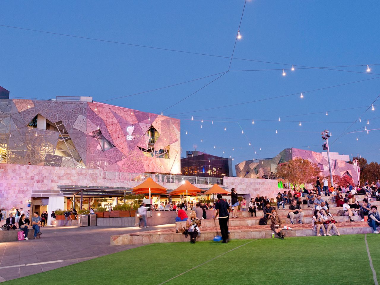 Buntes Treiben am Federation Square von Melbourne