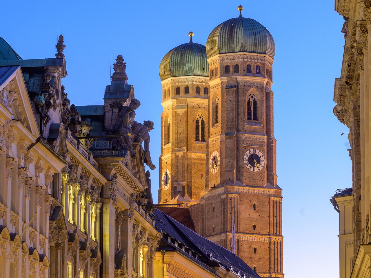 Die Frauenkirche in München während der Dämmerung.
