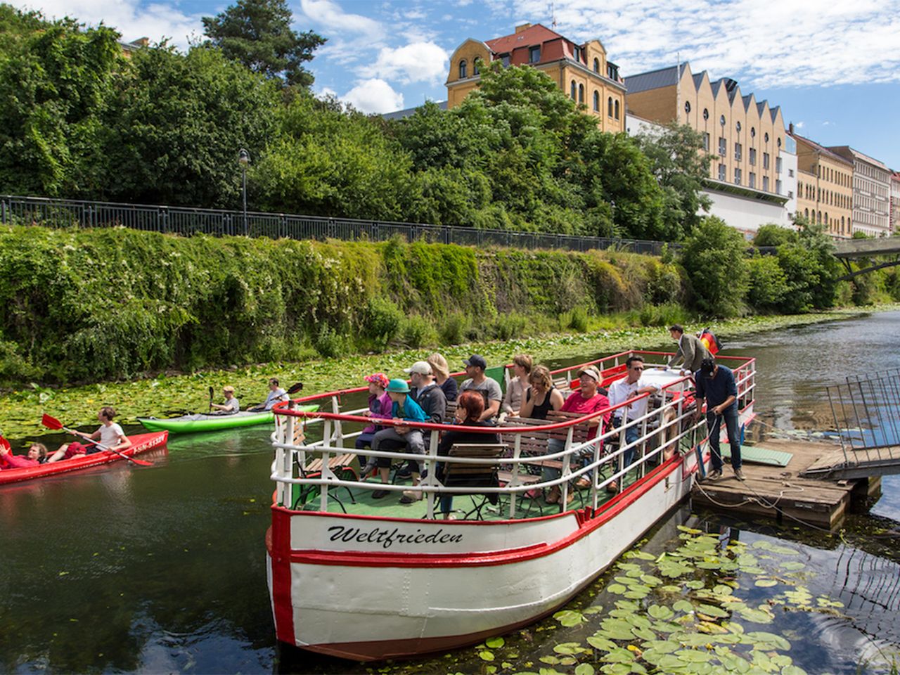 MS "Weltfrieden" auf dem Karl-Heine-Kanal in Leipzig