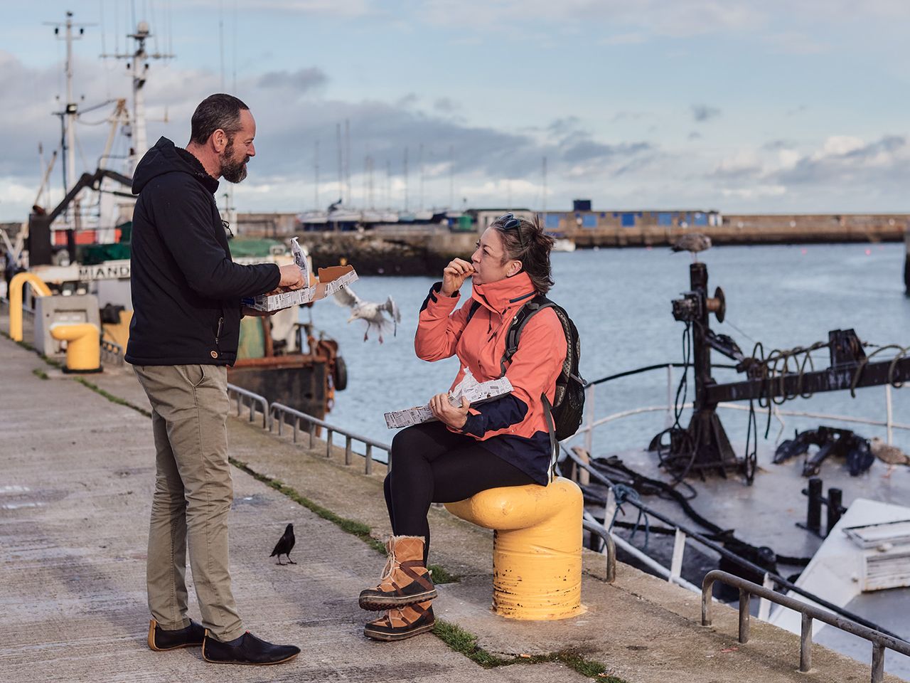 Menschen essen Fish & Chips am Howth Pier