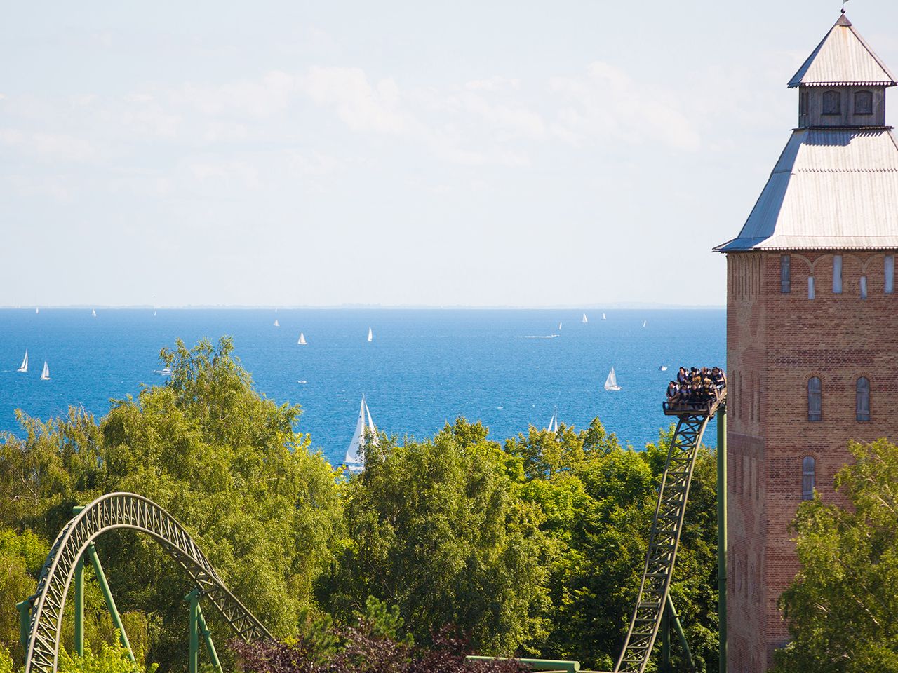 Blick auf eine Achterbahn im Hansa-Park Sierksdorf