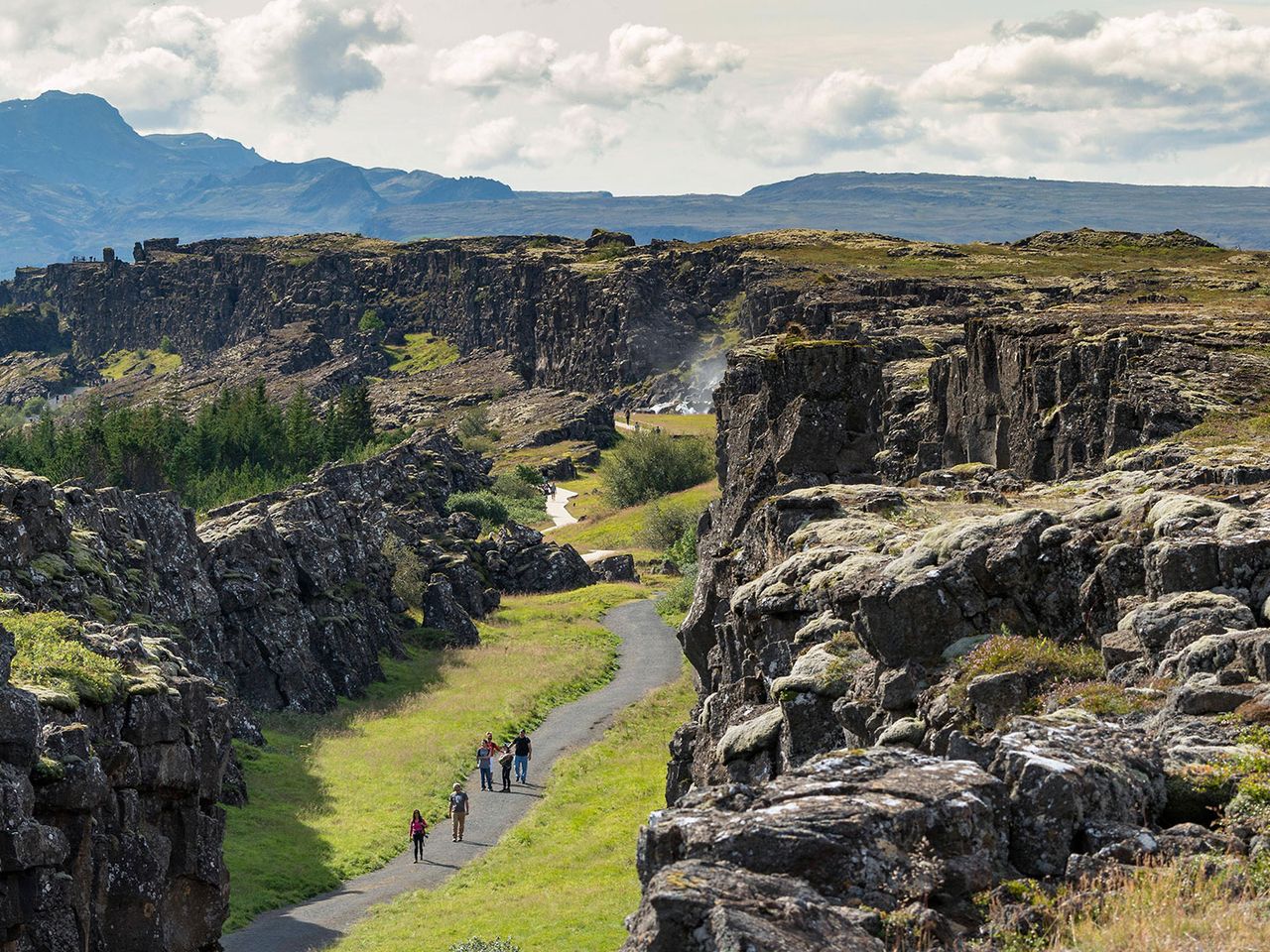 Þingvellir Nationalpark in Island, Wandernde zwischen Felsen