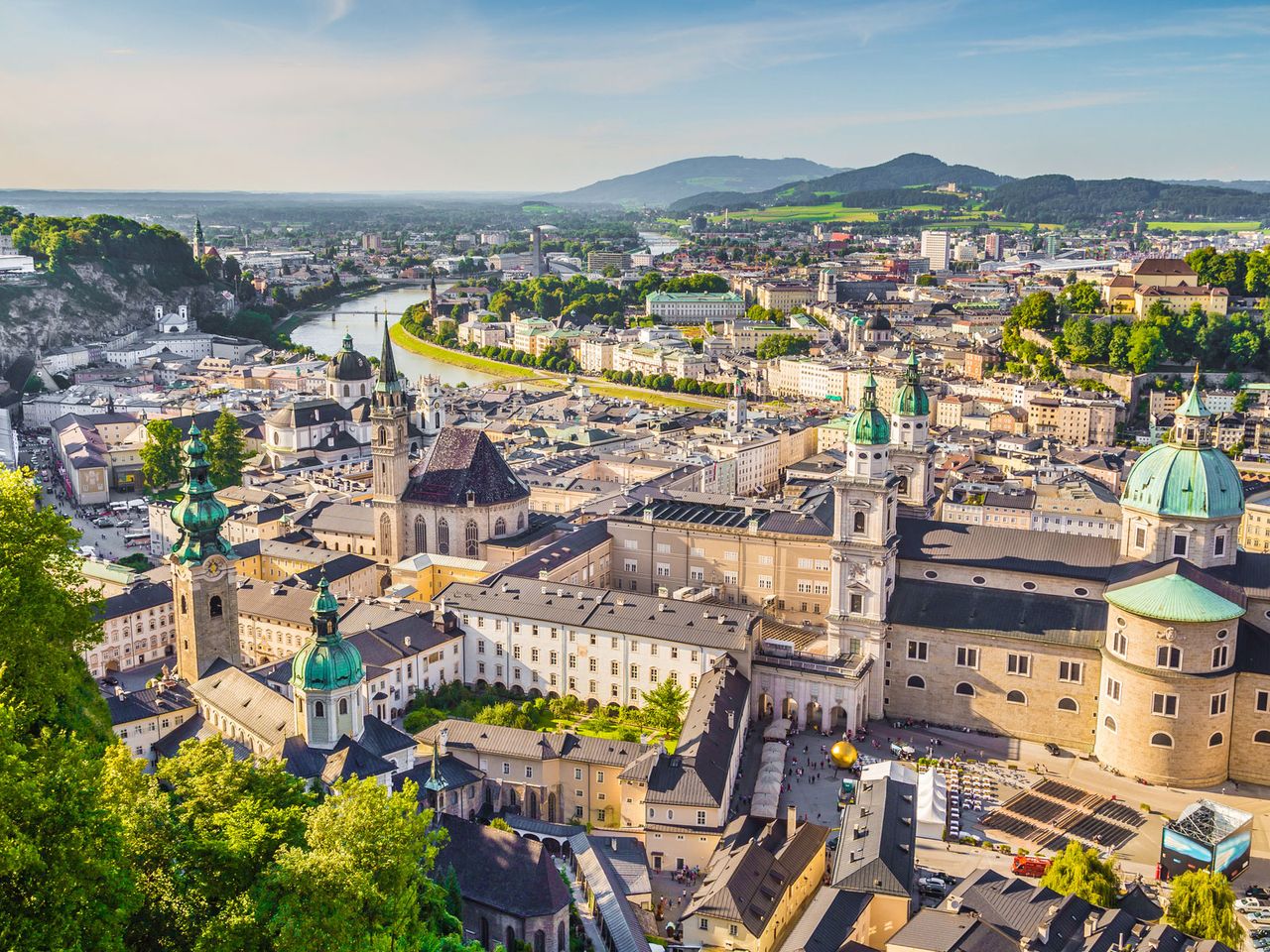 Aerial von Salzburg, Stadt in den Alpen