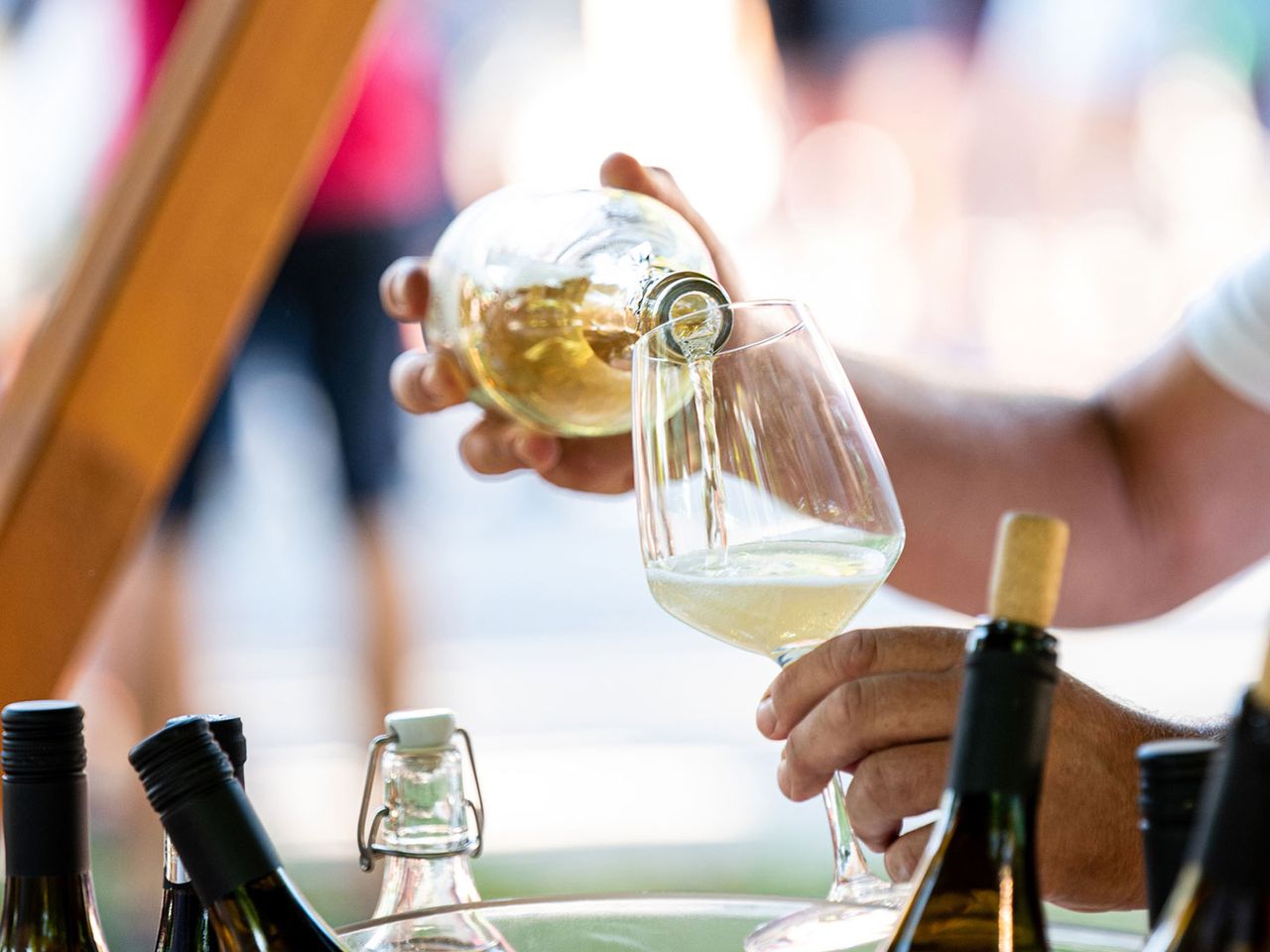 Weinfest in Offenburg, Symbolbild vom Wein Einschenken