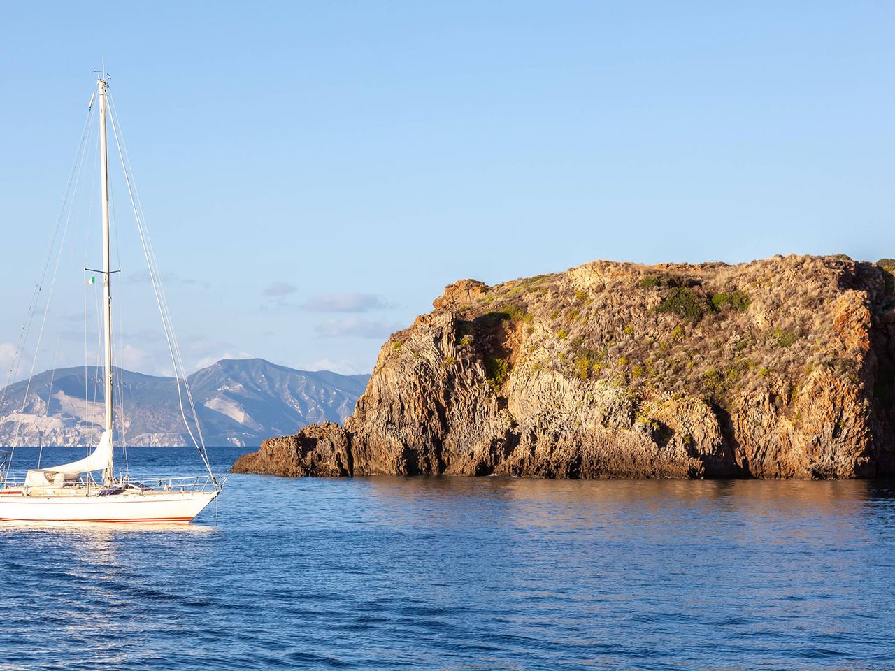 Segelboot auf dem Tyrrhenischen Meer, Liparische Inseln
