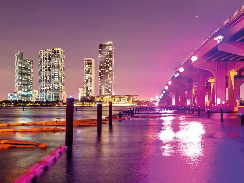 Miami und seine Hochhäuser bei Nacht