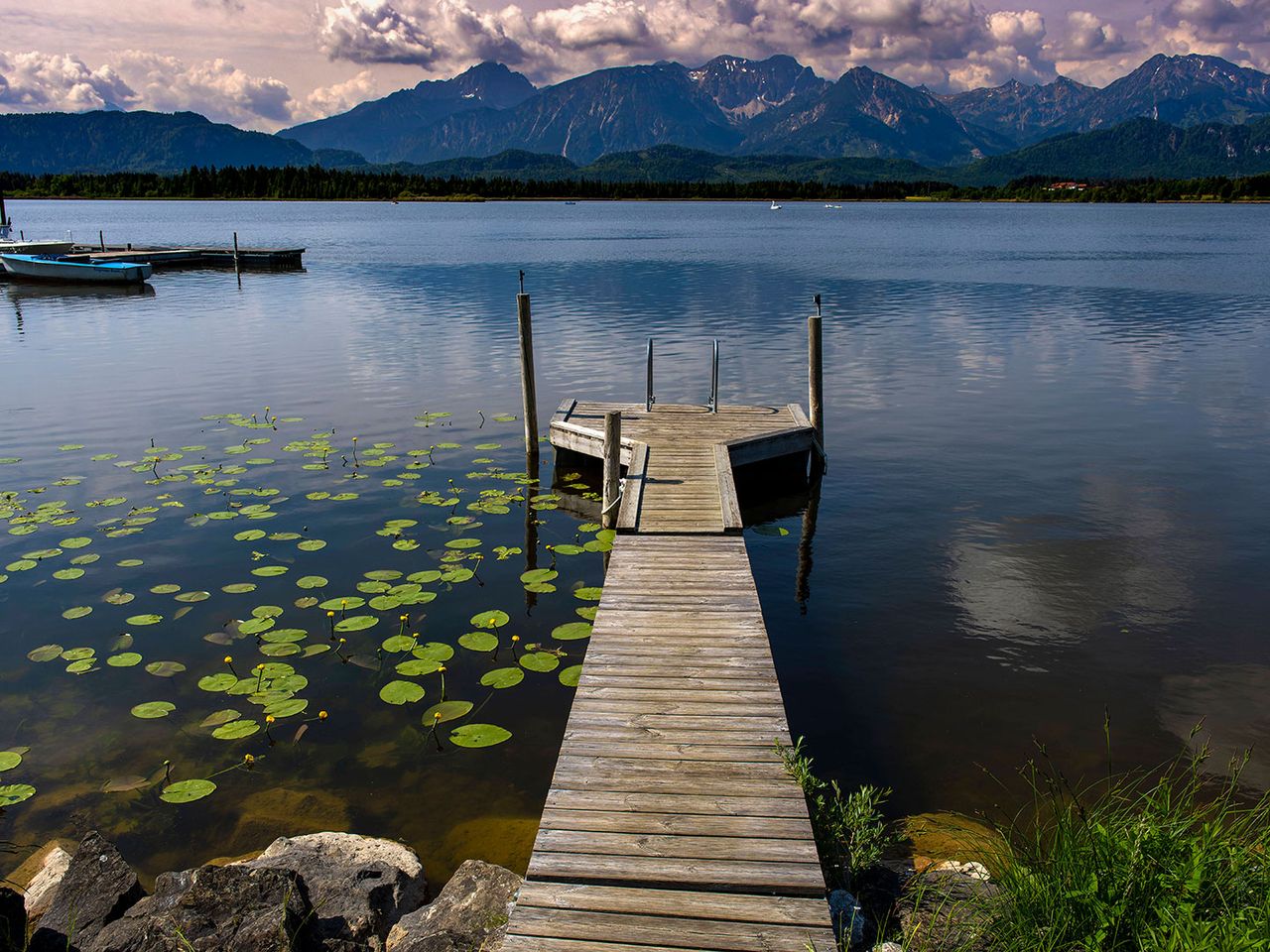 Hopfensee mit Badesteg, Badesee im Allgäu
