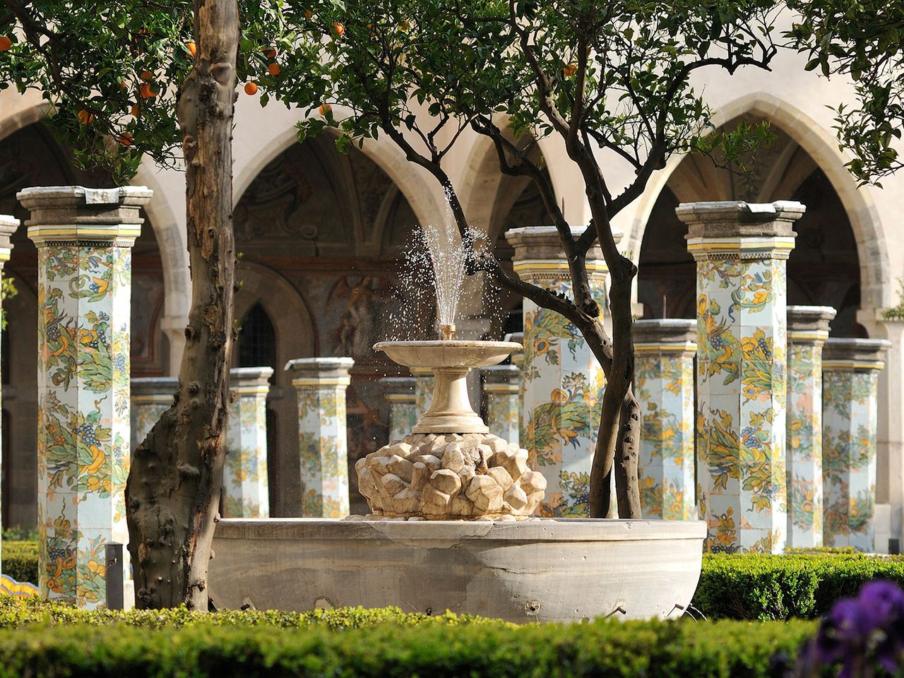Bunt verzierte Säulen im Santa Chiara von Neapel