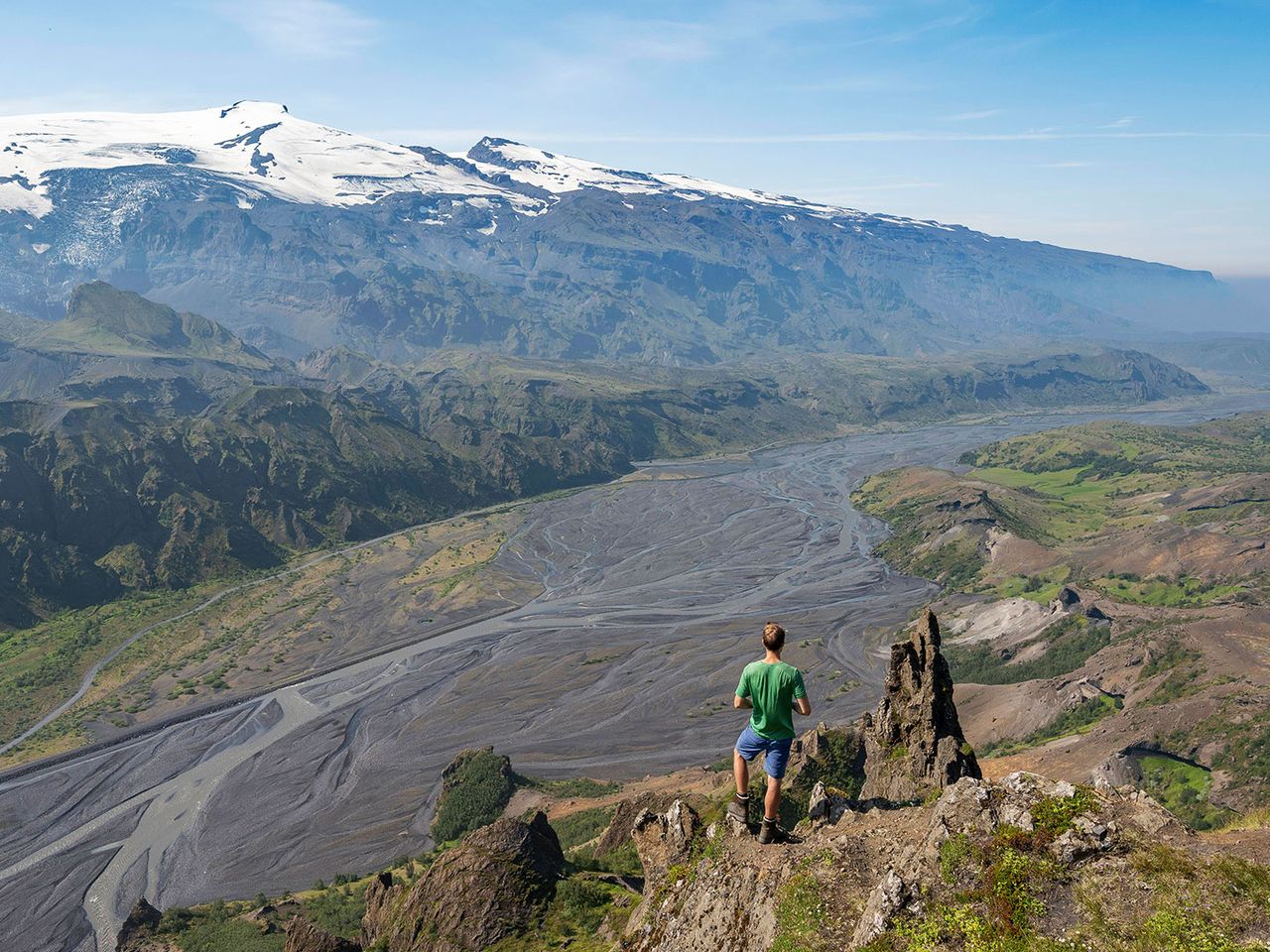 Ein Wanderer blickt auf das Gletschertal des Eyjafjallajökull.