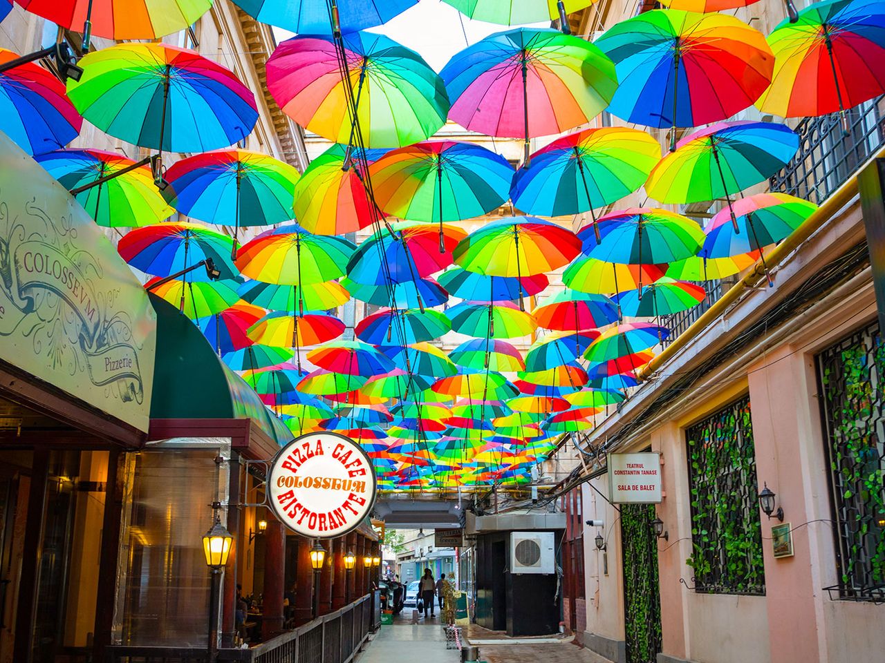 Bunte Regenschirme über der Straße Pasajul Victorei in Bukarest
