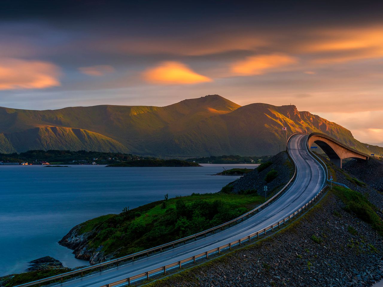 Storseisund-Brücke, Teil der Atlantikstraße, bei Sonnenuntergang