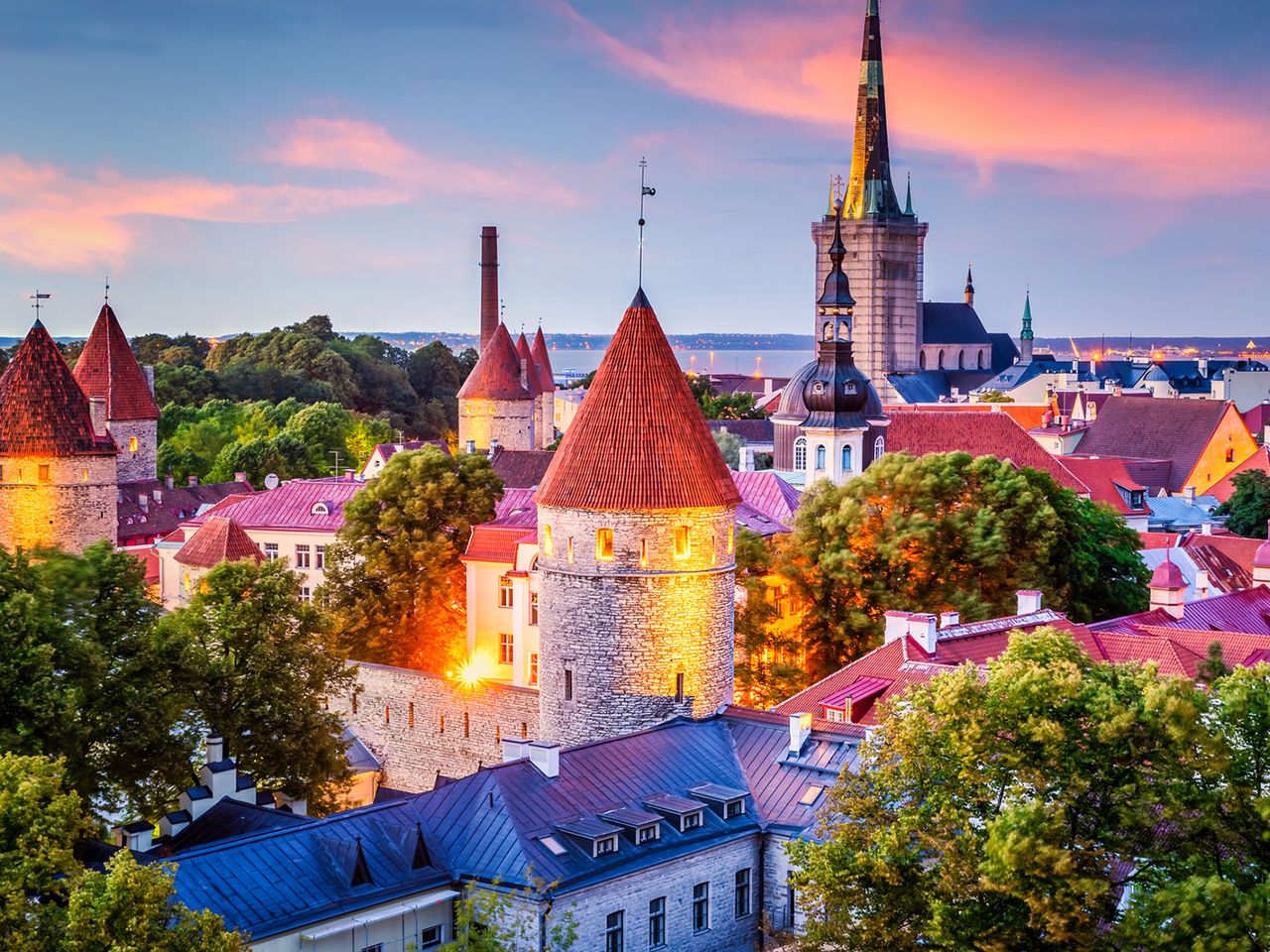Blick auf die Altstadt von Tallinn in der Abenddämmerung