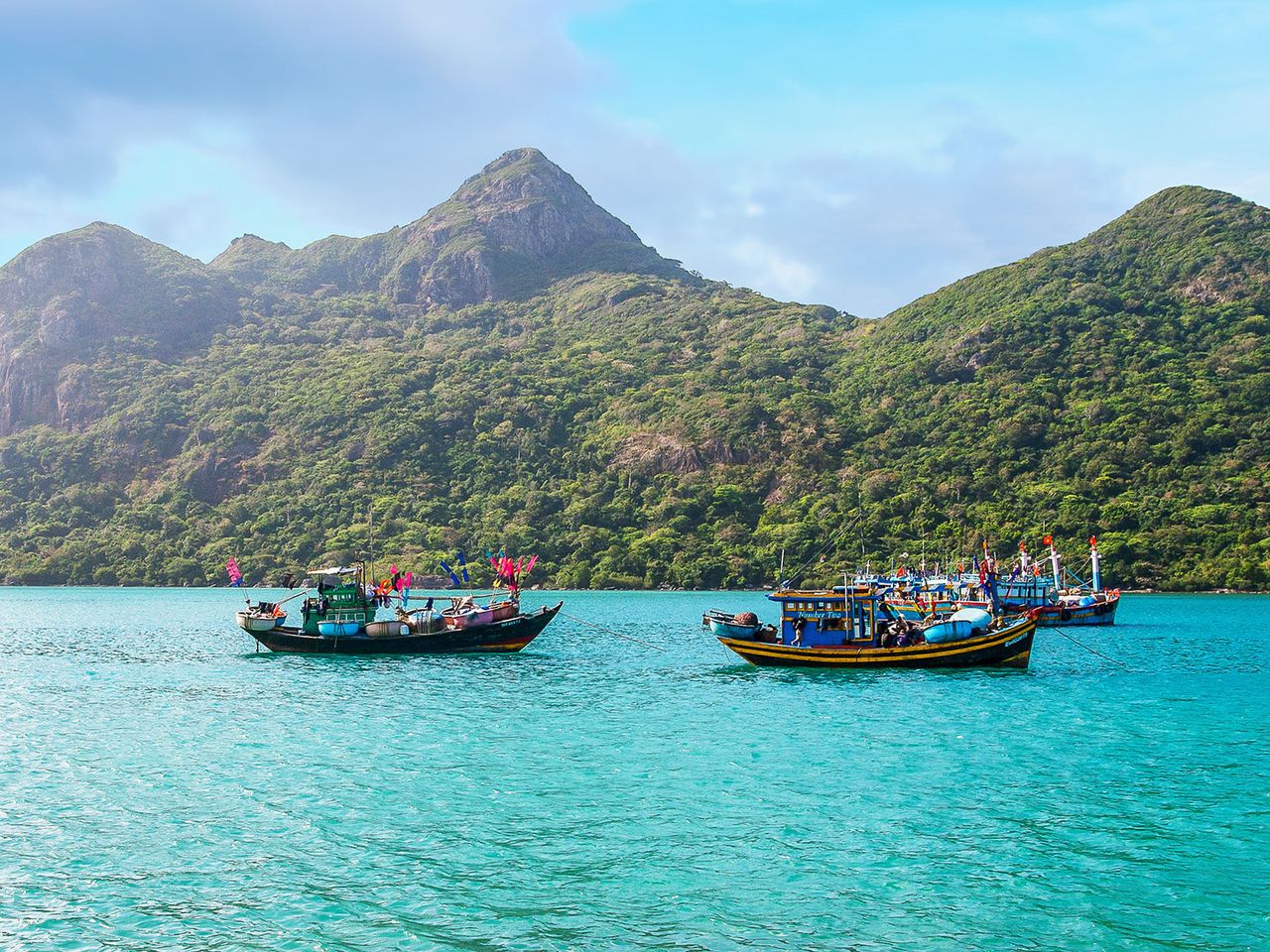 Boote vor der Küste von Con Dao, Vietnam