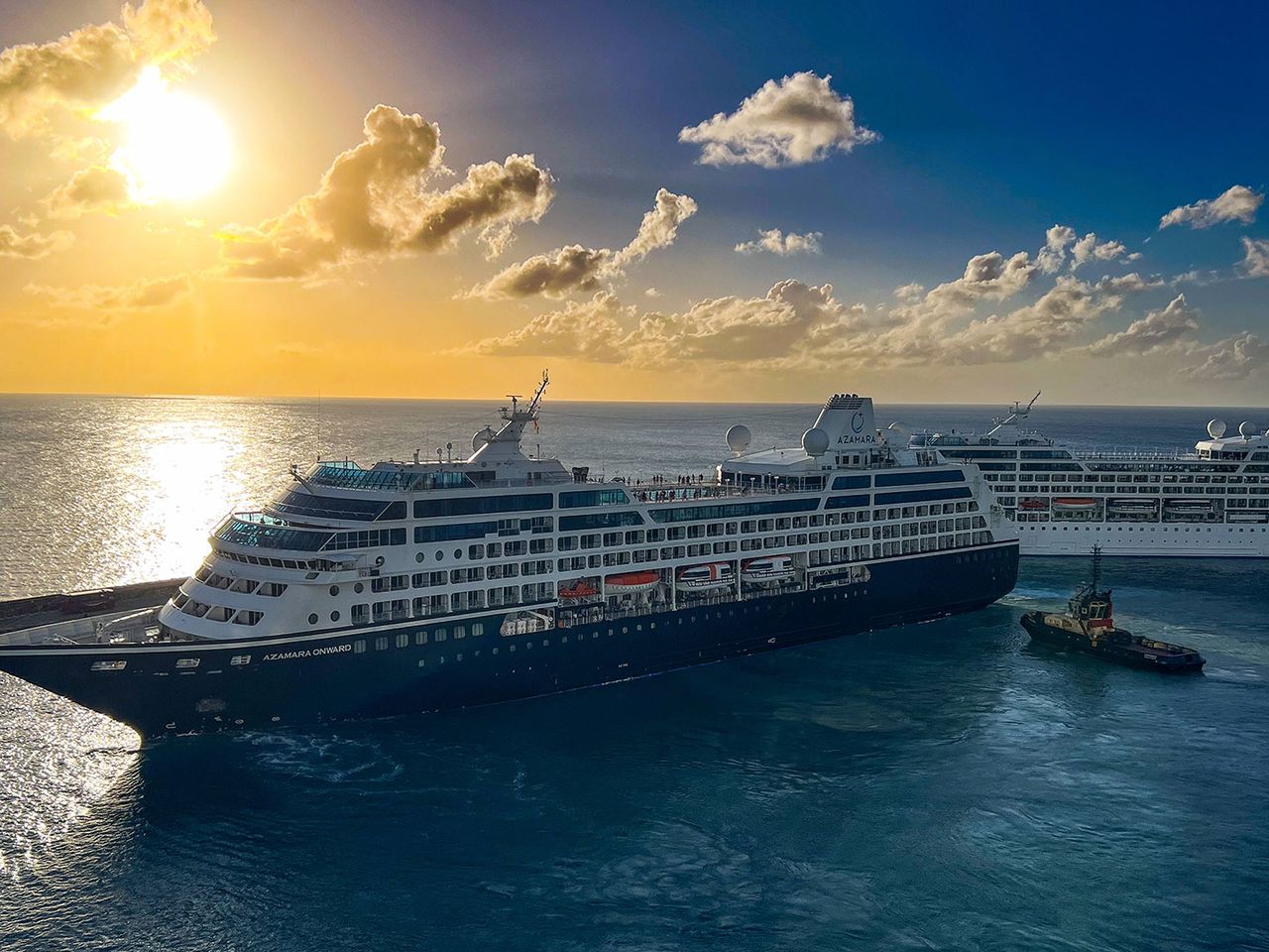 Mein Schiff 4 von TUI Cruises in der Karibik, unter der untergehenden Sonne