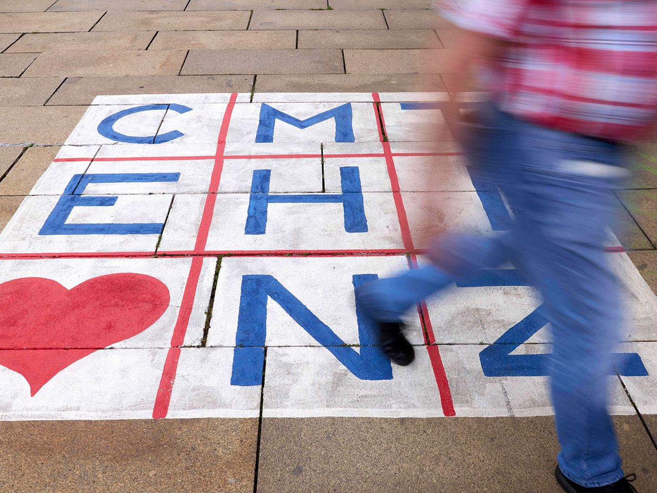 Graffiti auf einem Fußweg in Chemnitz