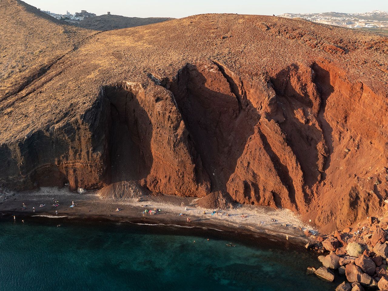 Blick von oben auf die rote Steilküste des Red Beach, Santorini