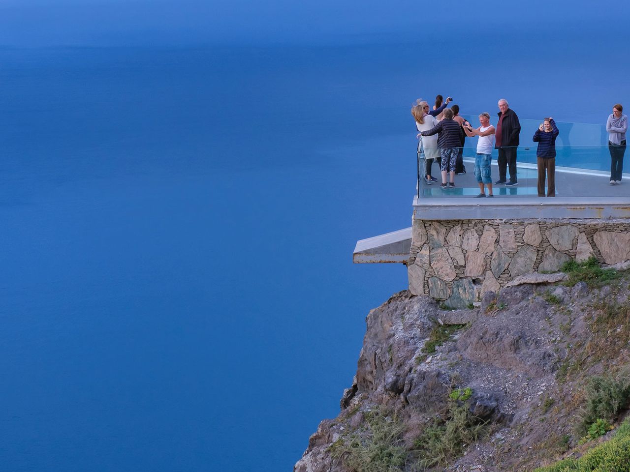 Tourist:innen stehen auf dem Mirador del Balcon auf Gran Canaria