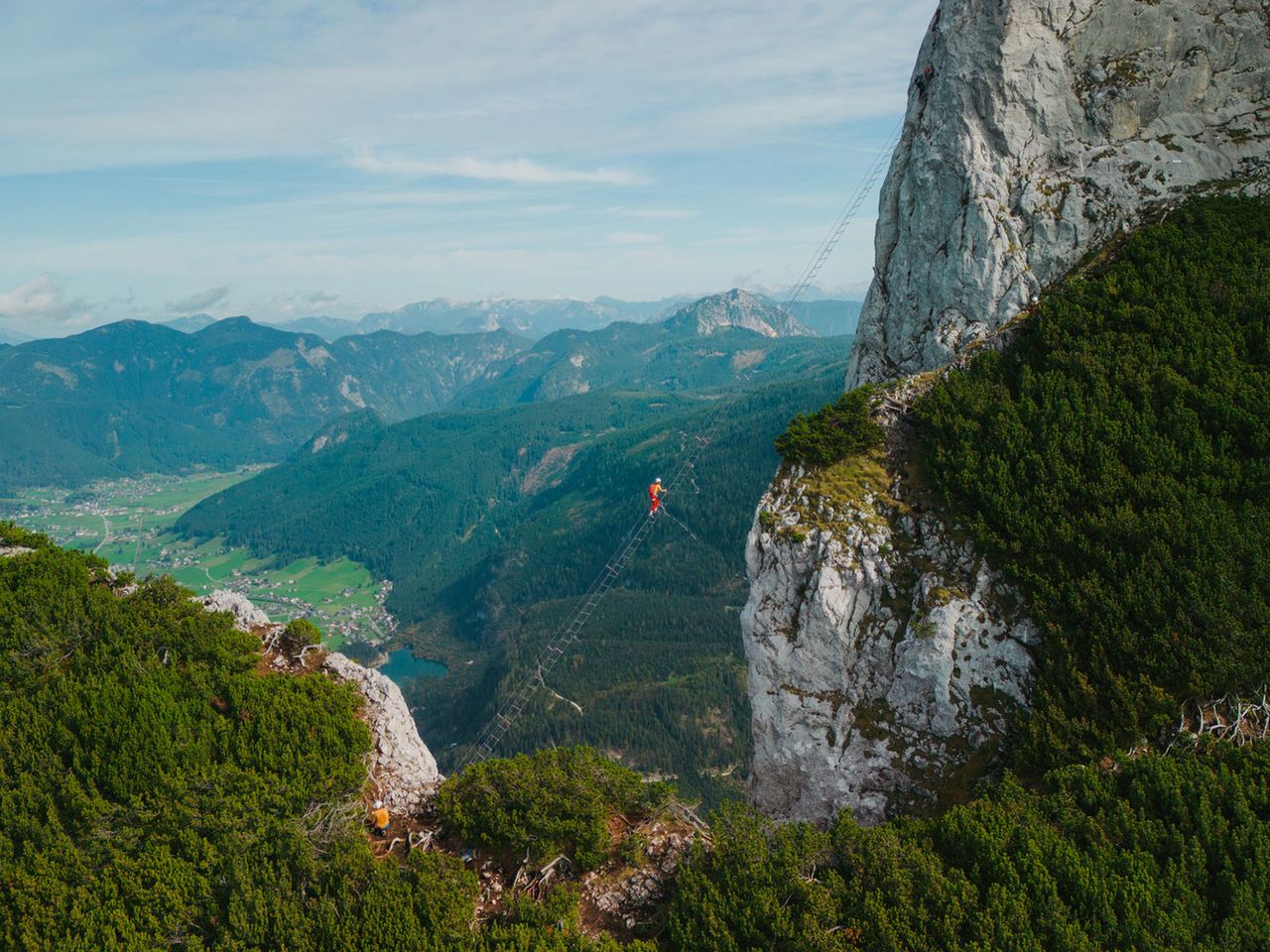 Kletternde Person auf der Himmelsleiter vom Donnerkogel-Klettersteig