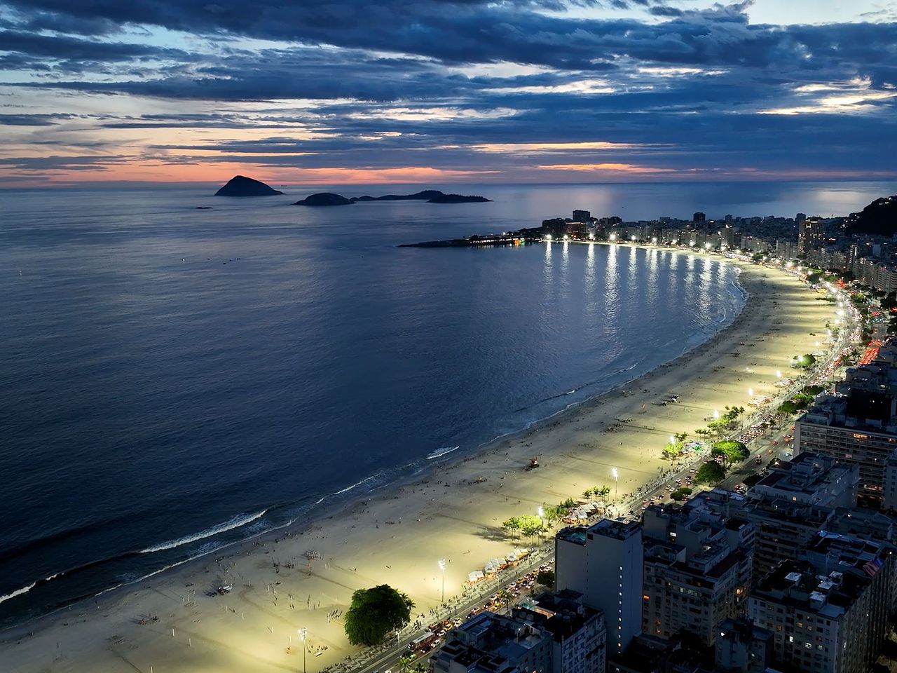 Strandabschnitt Leblon in Rio de Janeiro, beleuchtet bei Nacht