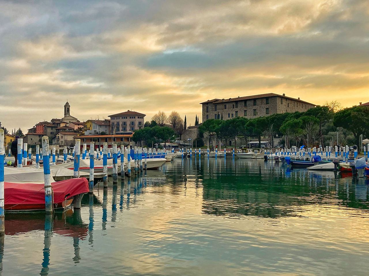 Hafen von Clusane, Blick aufs Castello di Carmagnola