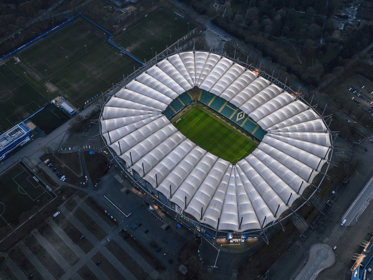 Luftaufnahme des Volksparkstadions in Hamburg am Abend