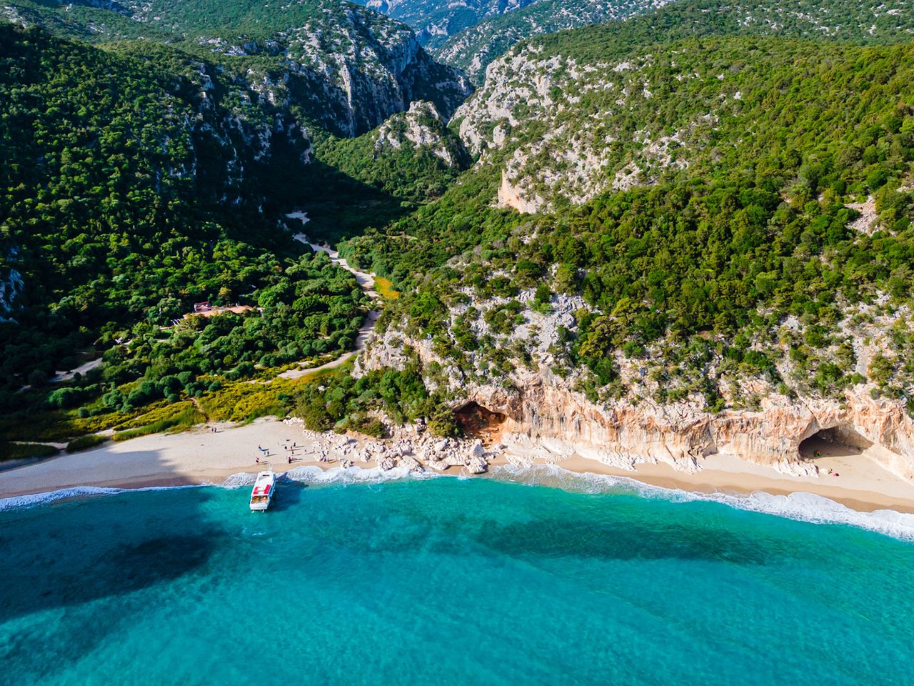 Blick von vorne und oben auf die Cala Luna, Sardinien