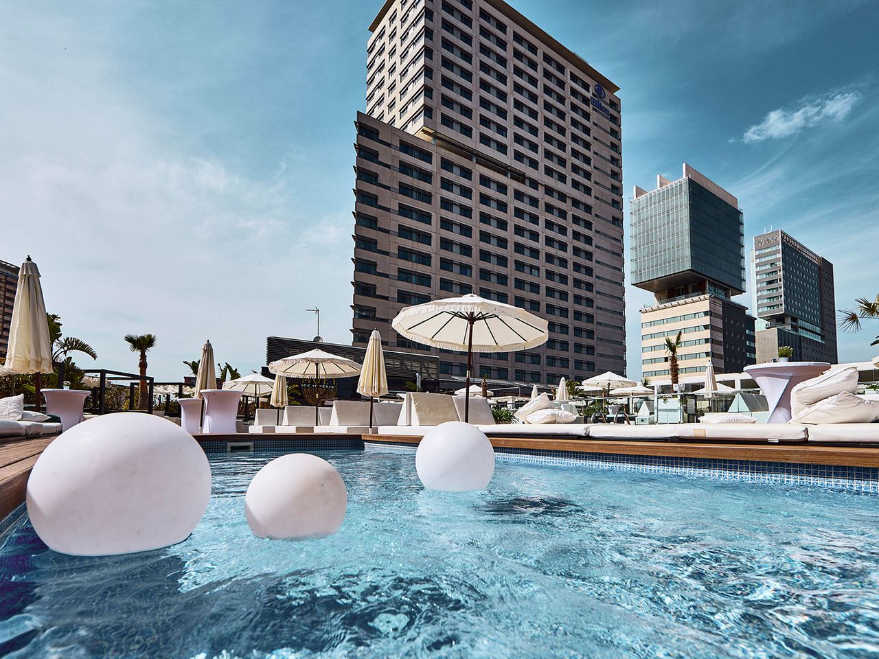 Purobeach Barcelona und Ausblick auf Hochhäuser