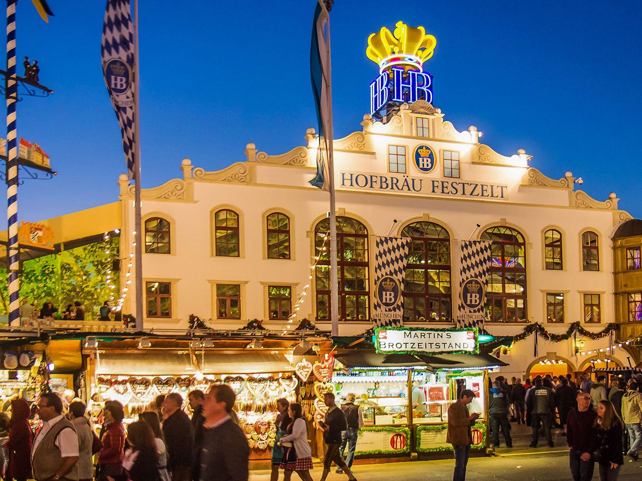 Hofbräu-Festzelt am Abend von außen