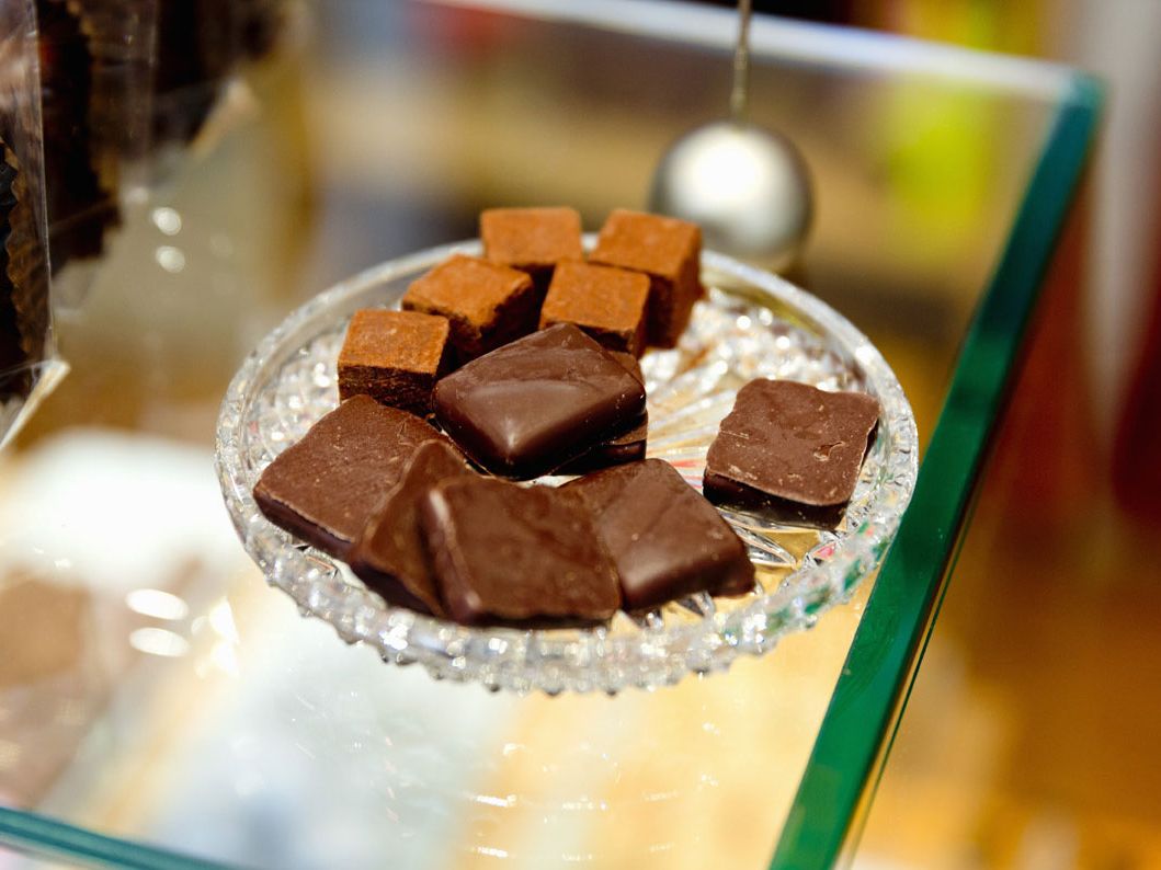 Schokoladenpralinen in der Chocolaterie „L'espace Chocolat C&S Moret“
