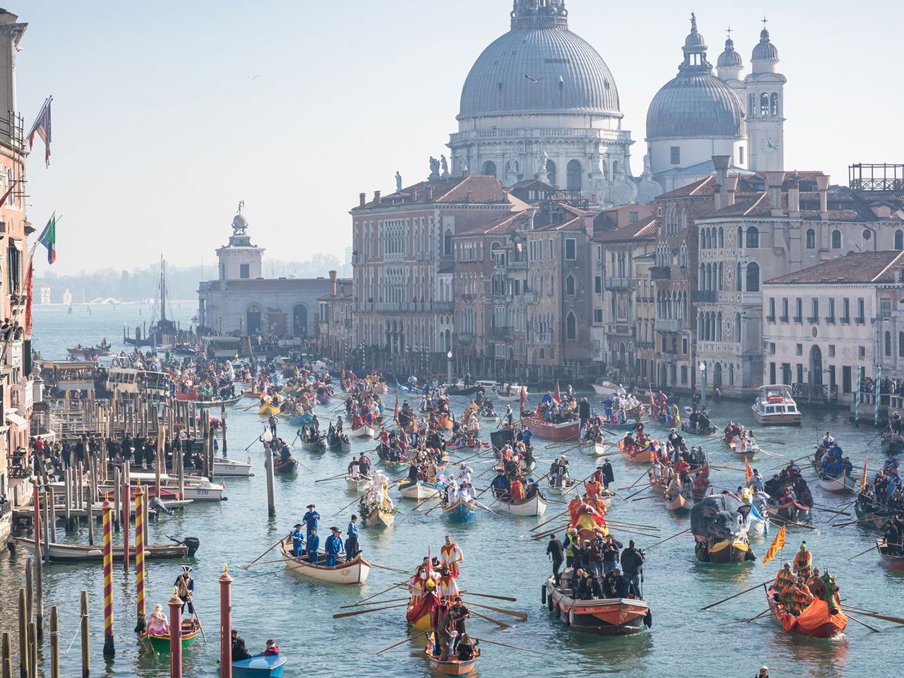 Karnevalsparade auf dem Kanal in Venedig, im Hintergrund Chiesa della Salute