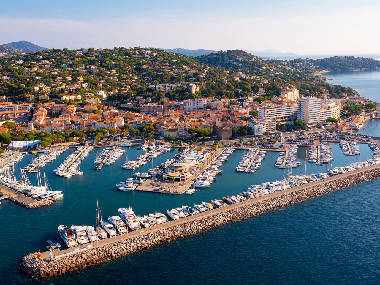 Blick von oben auf Hafenstadt Sainte-Maxime, Südfrankreich