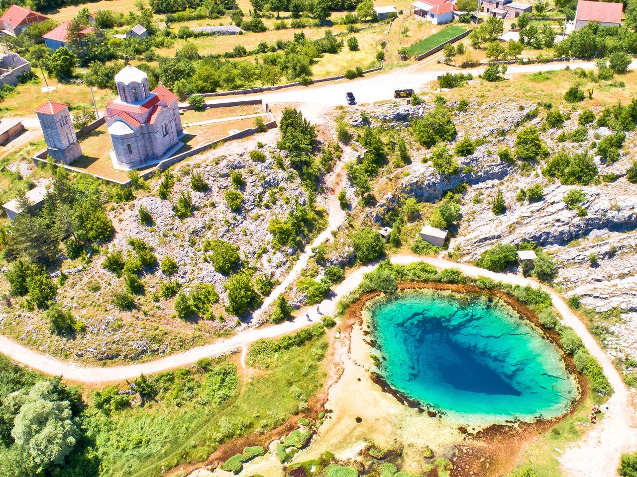 Luftaufnahme der Cetina-Quelle und der Kirche des Heiligen Erlösers, Kroatien