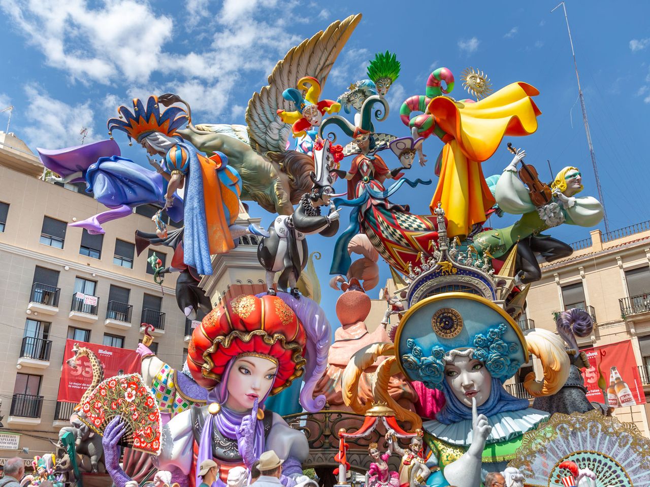 Bunte Fallas-Figuren in den Straßen von Valencia