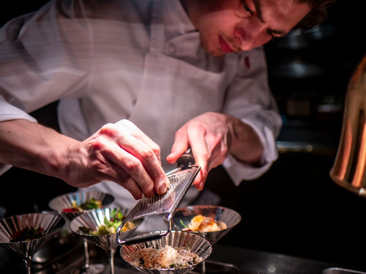 Koch bereitet Menü im 100/200 Restaurant vor