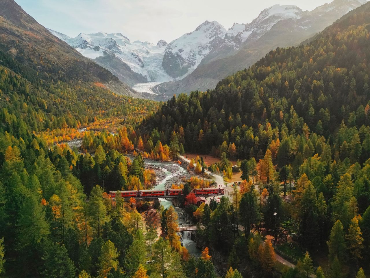 Berninabahn überquert den Piz Bernina, Engadin